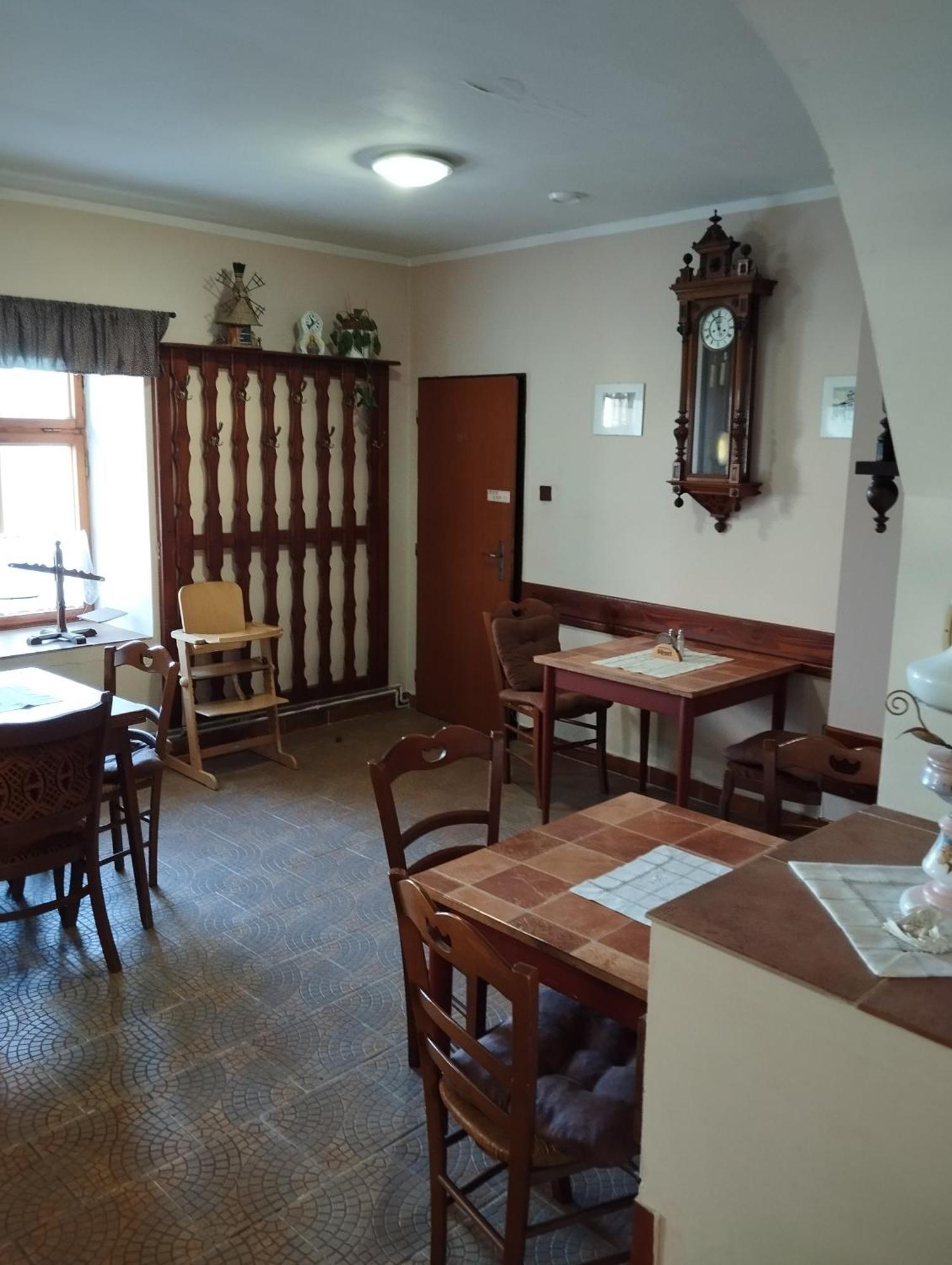 Restaurace A Penzion Vlci Jama Horni Blatna Exterior photo