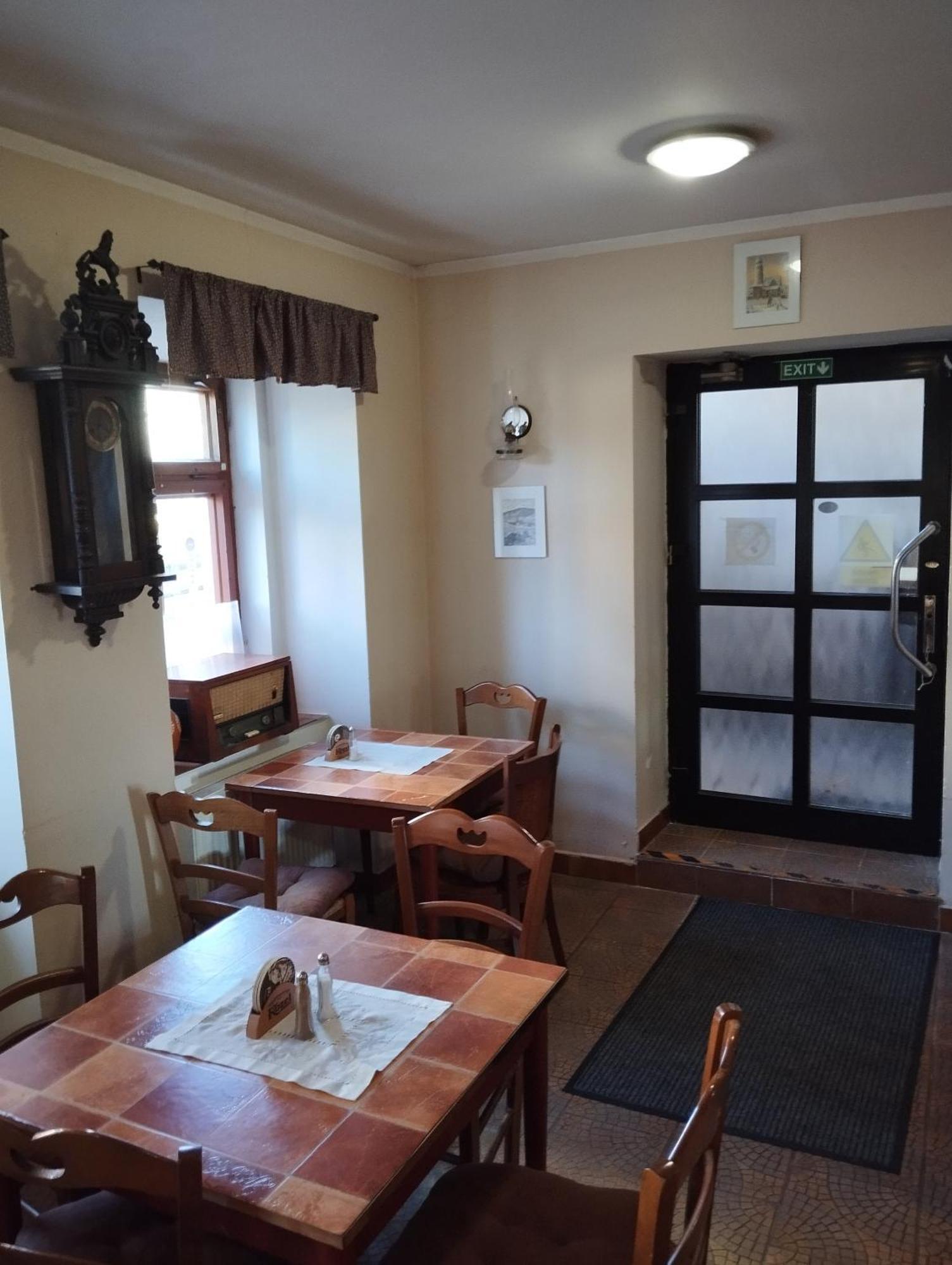 Restaurace A Penzion Vlci Jama Horni Blatna Exterior photo